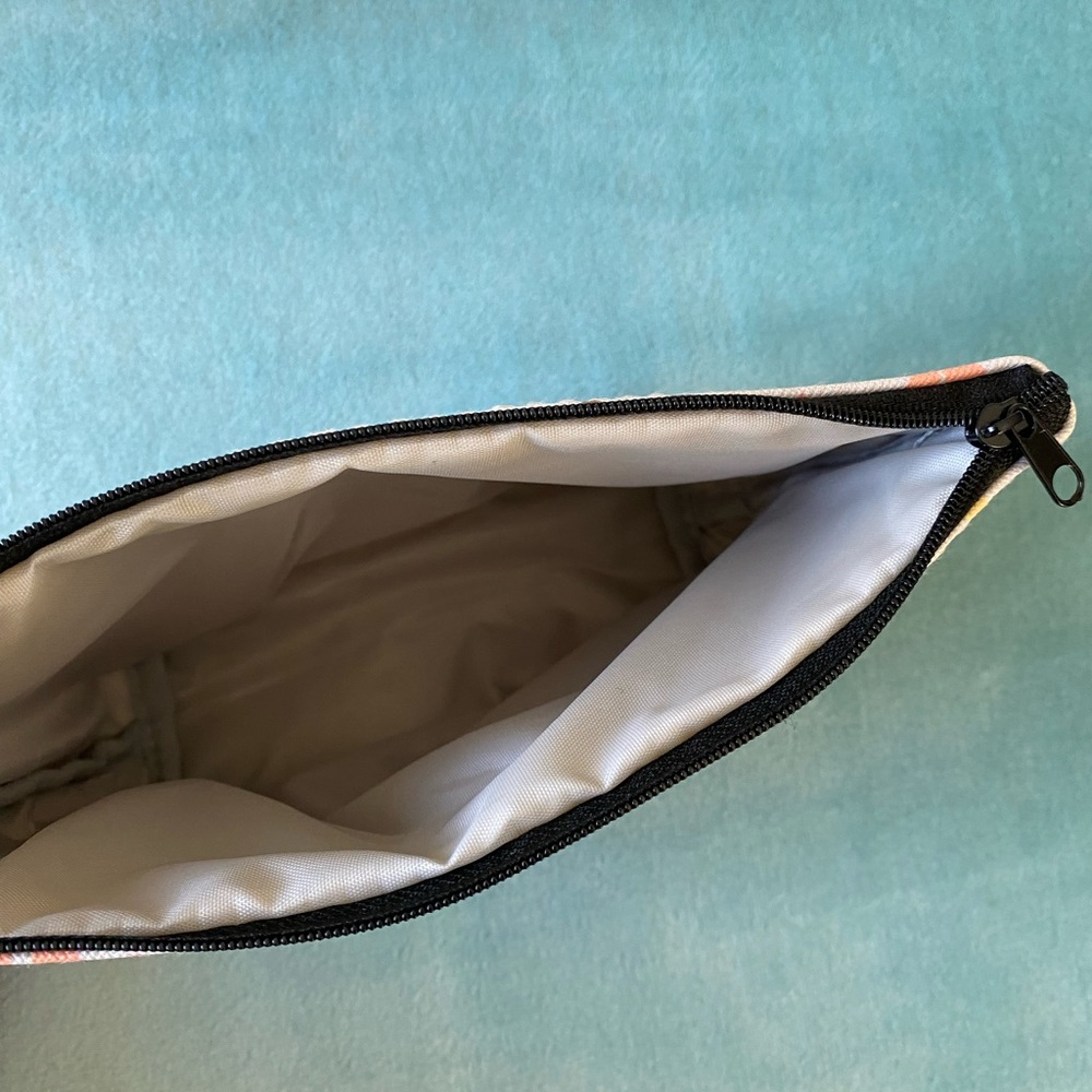 NWOT Zip Top Cosmetics Pouch - Picture 4 of 4